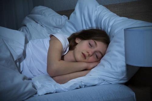 کودکان کم خواب بیشتر میان وعده های ناسالم می خورند