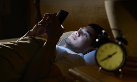 تأثیر استفاده شبانه از گوشی هوشمند بر افزایش قند خون