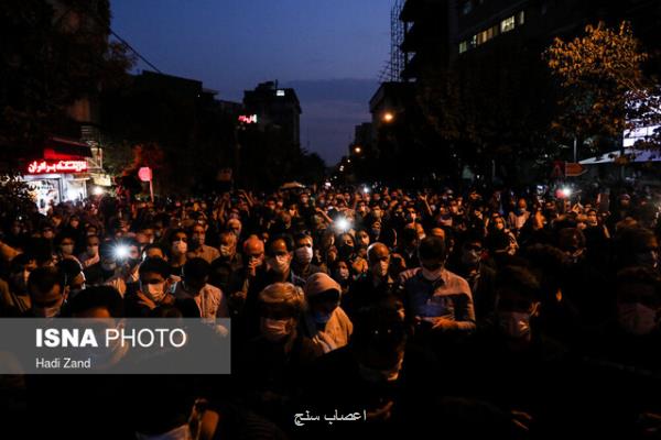 انتقاد از تجمع مقابل بیمارستان محل بستری افراد مشهور